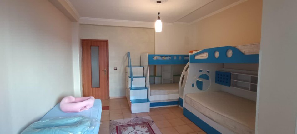 Tirane, jepet me qera apartament 2+1+Ballkon Kati 2, 80 m² 600 € (Prane Viles Gold)