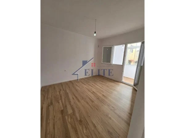 Tirane, shitet apartament 2+1 Kati 3, 75 m² 129.000 € (Oxhaku)