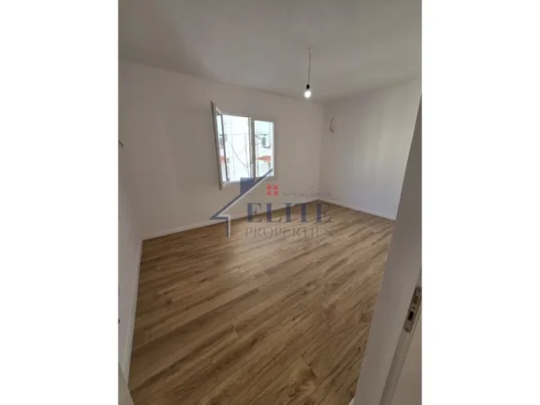 Tirane, shitet apartament 2+1 Kati 3, 75 m² 129.000 € (Oxhaku)