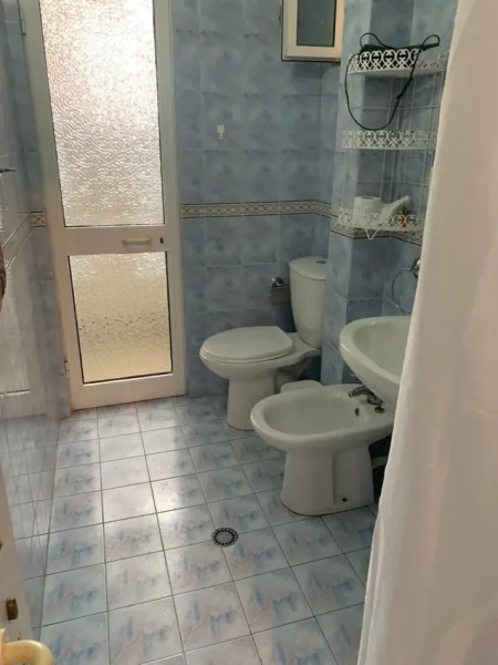 Tirane, jepet me qera apartament 1+1+Ballkon Kati 3, 66 m² 500 € (Pazari i Ri)
