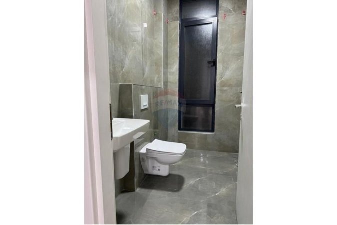 Tirane, jepet me qera apartament 2+1 Kati 2, 108 m² 590 € (i perfshire posti i parkimit (LAPRAKE))
