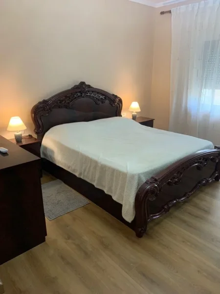 Tirane, jepet me qera apartament 2+1+Ballkon Kati 4, 88 m² (Pazari i Ri)
