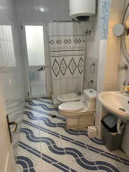 Tirane, jepet me qera apartament 2+1+Ballkon Kati 4, 88 m² (Pazari i Ri)