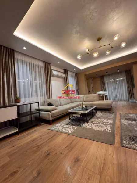 Vlore, shitet apartament duplex 3+1+Aneks+Ballkon Kati 6, 265 m² 350.000 € (Rruga Enver Jaho)