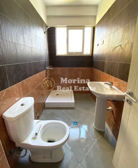 Tirane, jepet me qera apartament 2+1+Ballkon Kati 3, 450 m² 450 € (Shkoze)
