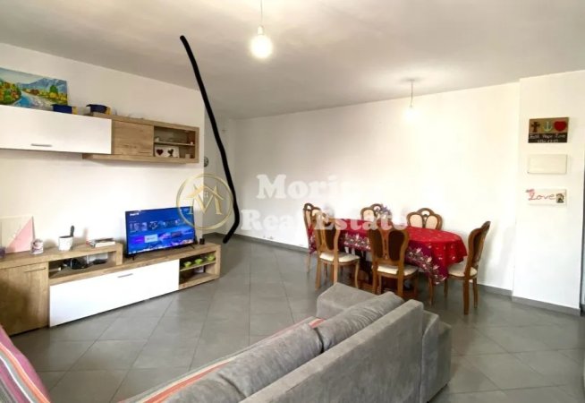 Tirane, jepet me qera apartament 2+1+Ballkon Kati 3, 450 m² 450 € (Shkoze)