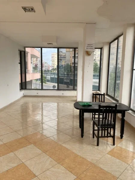 Tirane, jepet me qera zyre Kati 2, 230 m² 1.000 € (ASTIR)