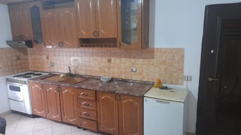 Tirane, jepet me qera apartament 1+1 Kati 3, 250 € (Ali Demi, tek Xhamia)
