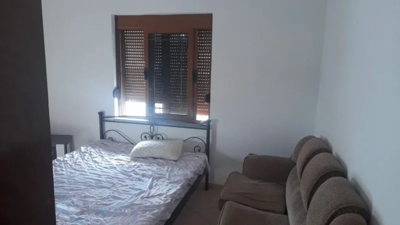 Tirane, jepet me qera apartament 1+1 Kati 3, 250 € (Ali Demi, tek Xhamia)