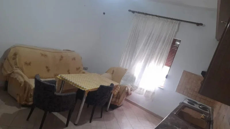 Tirane, jepet me qera apartament 1+1 Kati 3, 250 € (Ali Demi, tek Xhamia)