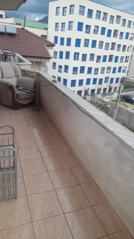 Tirane, jepet me qera apartament 1+1 Kati 3, 250 € (Ali Demi, tek Xhamia)