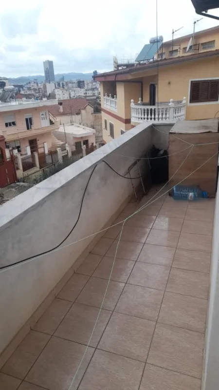 Tirane, jepet me qera apartament 1+1 Kati 3, 250 € (Ali Demi, tek Xhamia)