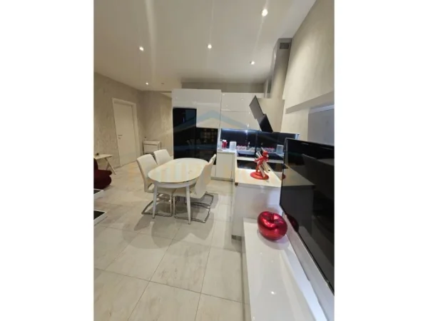 Tirane, jepet me qera apartament 2+1+Aneks+Ballkon Kati 19, 100 m² 1.500 € (ambasador 3, air albania)
