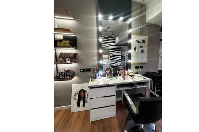 Tirane, jepet me qera dyqan Kati 0, 40 m² 370 € (vasil shanto)