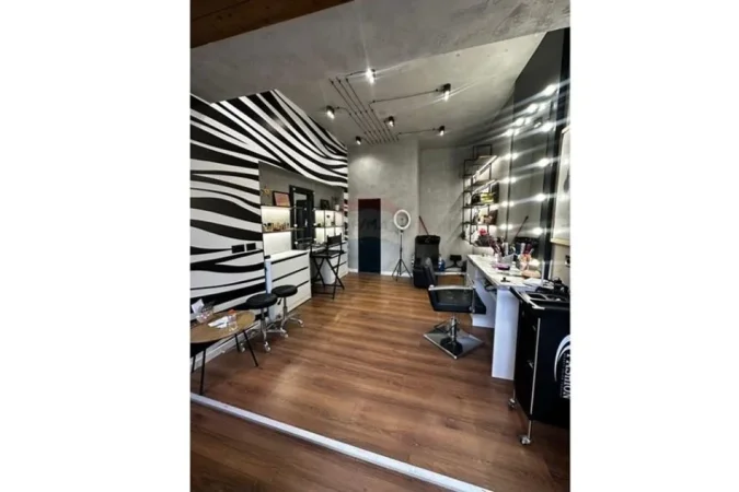 Tirane, jepet me qera dyqan Kati 0, 40 m² 370 € (vasil shanto)