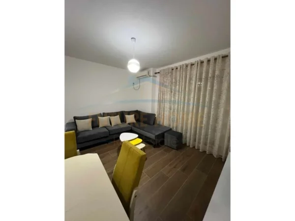 Tirane, jepet me qera apartament 1+1 Kati 2, 64 m² 450 € (VILA L)