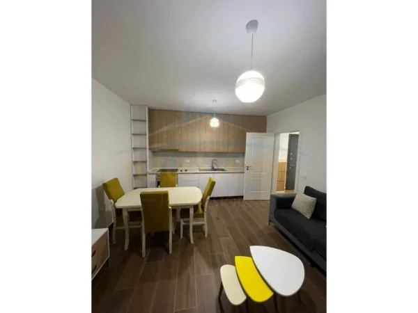 Tirane, jepet me qera apartament 1+1 Kati 2, 64 m² 450 € (VILA L)