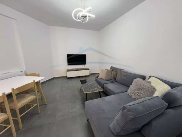 Tirane, jepet me qera apartament 1+1 Kati 7, 70 m² 500 € (UNAZA RE)