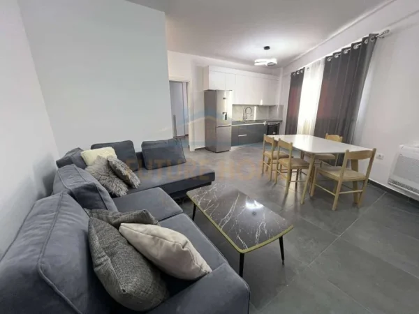 Tirane, jepet me qera apartament 1+1 Kati 7, 70 m² 500 € (UNAZA RE)