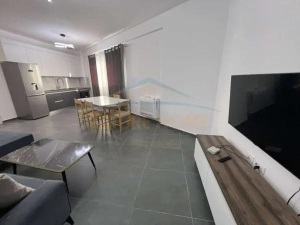 Tirane, jepet me qera apartament 1+1 Kati 7, 70 m² 500 € (UNAZA RE)