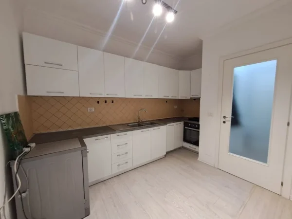 Tirane, jepet me qera apartament 1+1+Aneks+Ballkon Kati 5, 1 m² 550 € (pazari i ri)