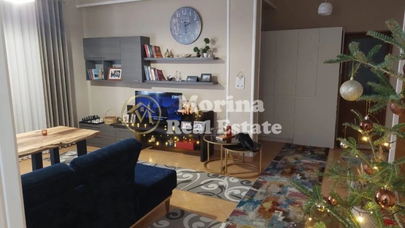 Tirane, jepet me qera apartament 4+1+Ballkon Kati 2, 120 m² 550 € (Stacioni i Trenit)