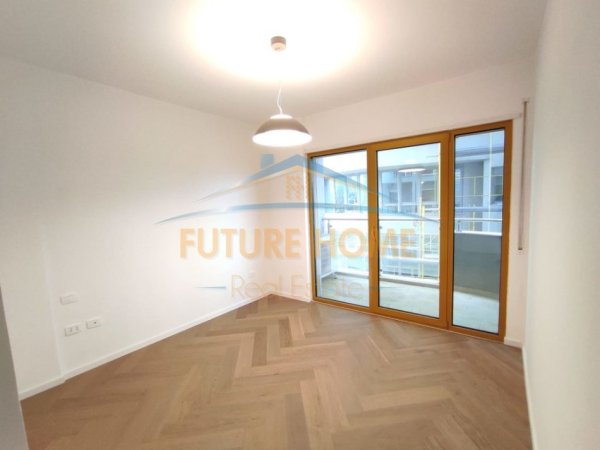 Tirane, jepet me qera zyre Kati 10, 110 m² 1.400 € (Bllok)