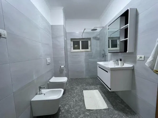 Tirane, shitet apartament 2+1+Ballkon Kati 7, 118 m² 400.000 € (Bllok)