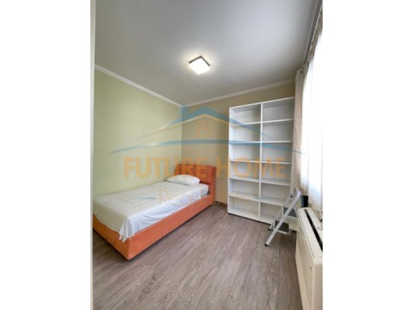 Tirane, jepet me qera apartament 3+1+Aneks+Ballkon Kati 3, 175 m² 2.000 € (Liqeni Artificial)
