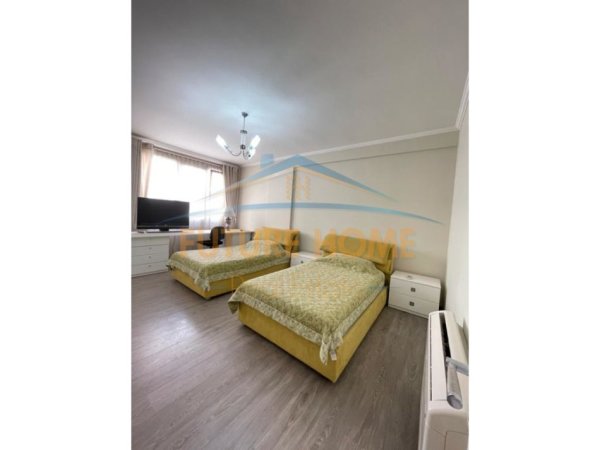 Tirane, jepet me qera apartament 3+1+Aneks+Ballkon Kati 3, 175 m² 2.000 € (Liqeni Artificial)