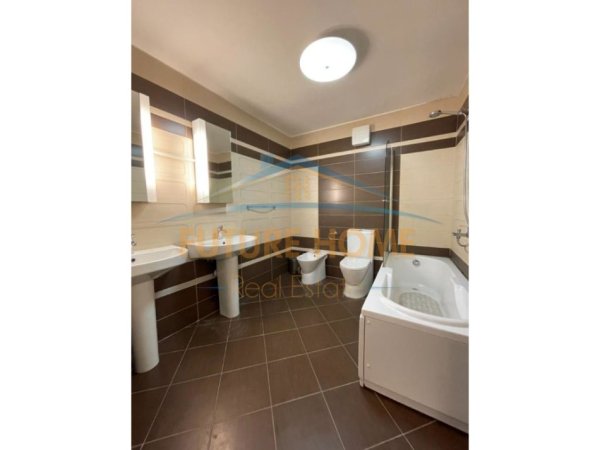 Tirane, jepet me qera apartament 3+1+Aneks+Ballkon Kati 3, 175 m² 2.000 € (Liqeni Artificial)