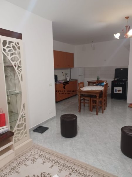 Tirane, jepet me qera apartament 1+1 Kati 4, 75 m² 450 € (KINOSTUDIO)