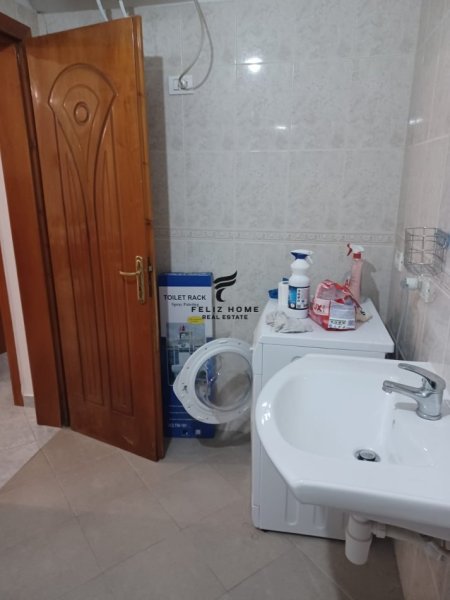 Tirane, jepet me qera apartament 1+1 Kati 4, 75 m² 450 € (KINOSTUDIO)