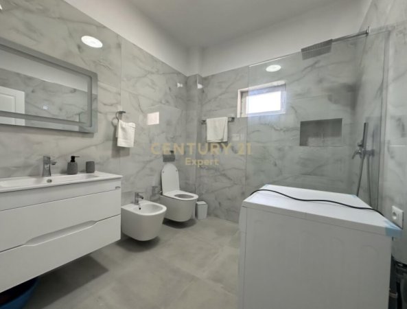 Tirane, jepet me qera Vile 3 Katshe Kati 4, 7.000 m² 2.000 € (Sauk)