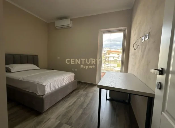 Tirane, jepet me qera Vile 3 Katshe Kati 4, 7.000 m² 2.000 € (Sauk)