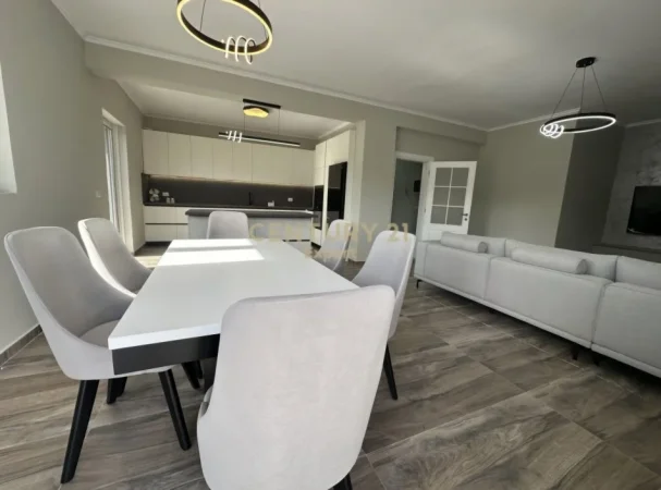 Tirane, jepet me qera Vile 3 Katshe Kati 4, 7.000 m² 2.000 € (Sauk)