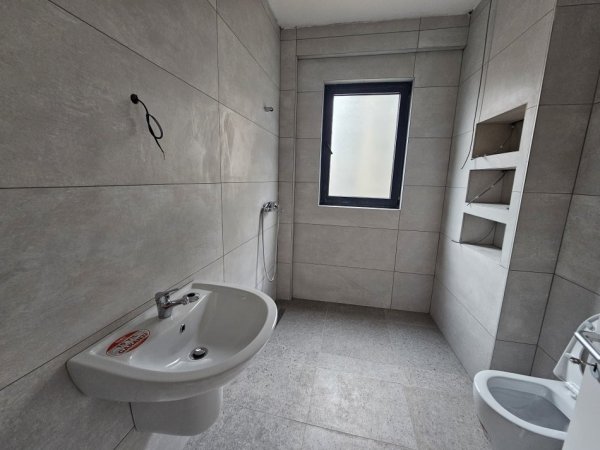Tirane, shitet apartament 2+1+Ballkon Kati 3, 106 m² 240.000 € (Pazari i Ri)