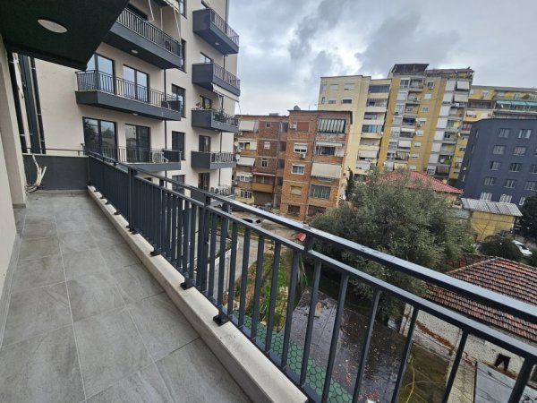 Tirane, shitet apartament 2+1+Ballkon Kati 3, 106 m² 240.000 € (Pazari i Ri)