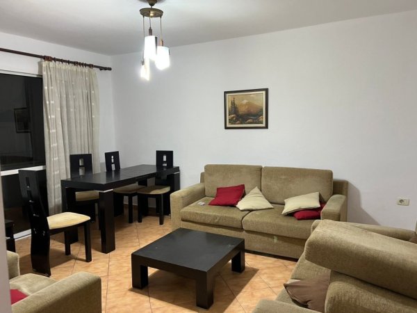 Tirane, jepet me qera apartament 3+1+Ballkon Kati 3, 98 m² 500€ (Rruga e Durresit)
