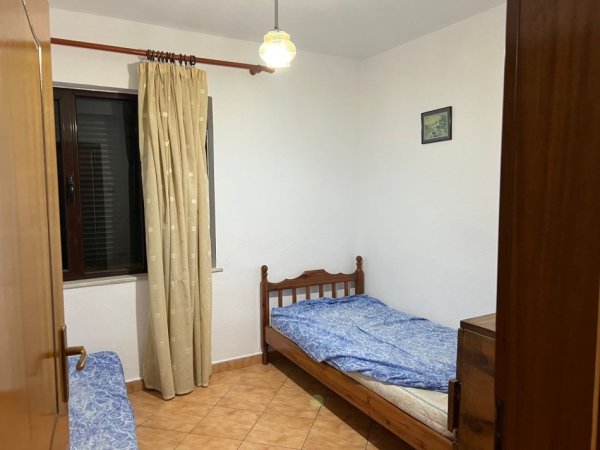 Tirane, jepet me qera apartament 3+1+Ballkon Kati 3, 98 m² 500€ (Rruga e Durresit)