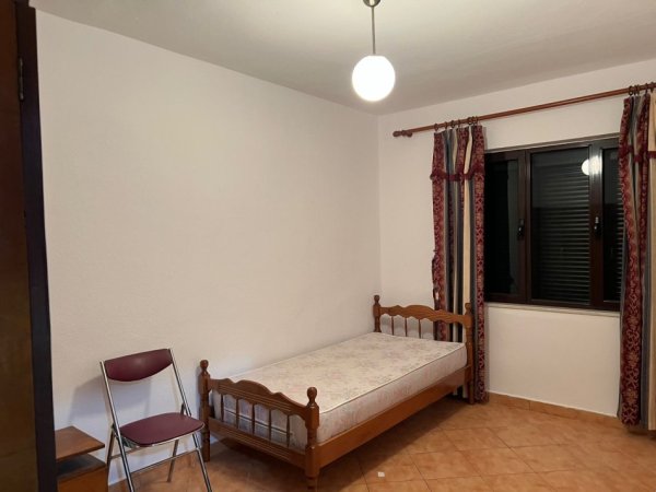 Tirane, jepet me qera apartament 3+1+Ballkon Kati 3, 98 m² 500€ (Rruga e Durresit)