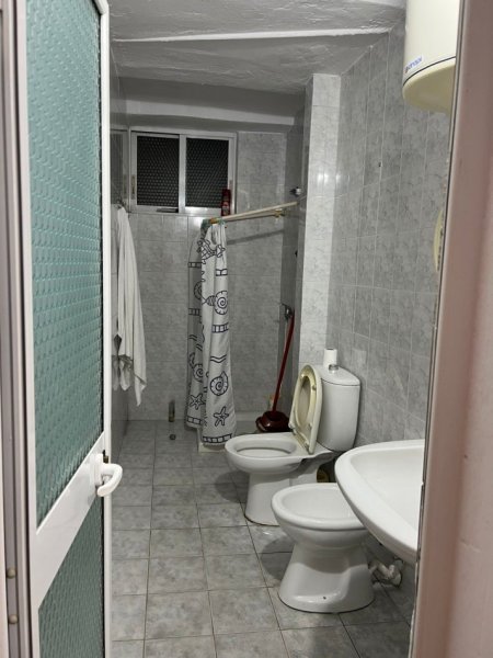 Tirane, jepet me qera apartament 3+1+Ballkon Kati 3, 98 m² 500€ (Rruga e Durresit)