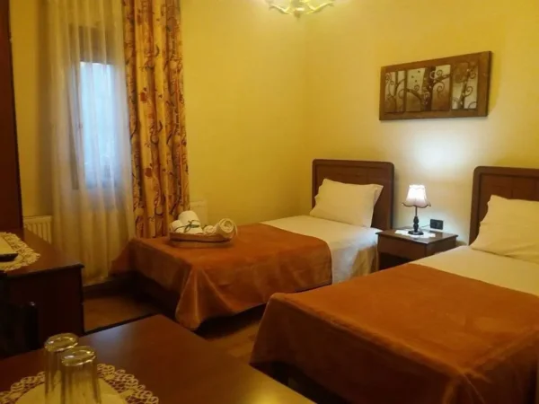 Korce, shitet hotel , 330 m² 2300000 milion (Voskopoje)
