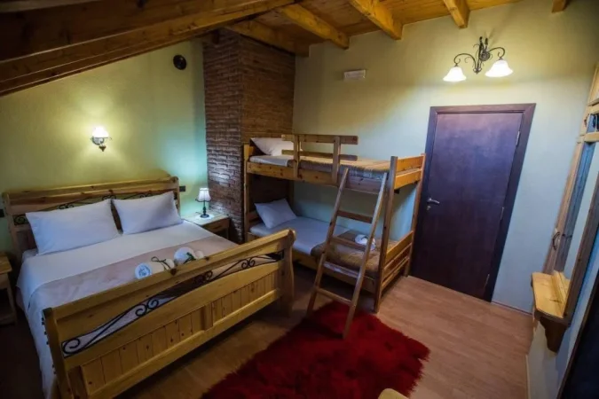Korce, shitet hotel , 330 m² 2300000 milion (Voskopoje)