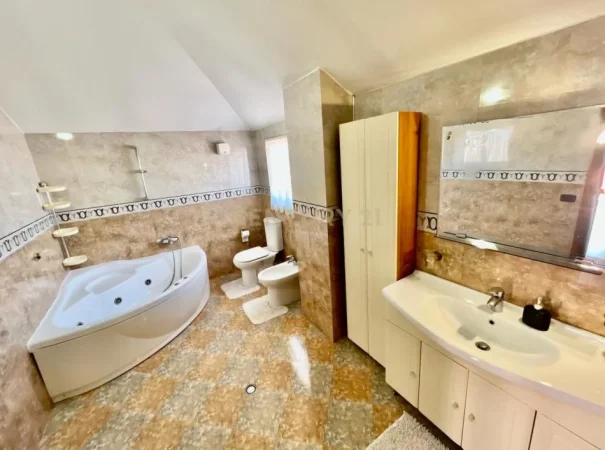 Tirane, jepet me qera Vile 5+1+Aneks+Ballkon Kati 4, 430 m² 2.000 € (Ali Demi)