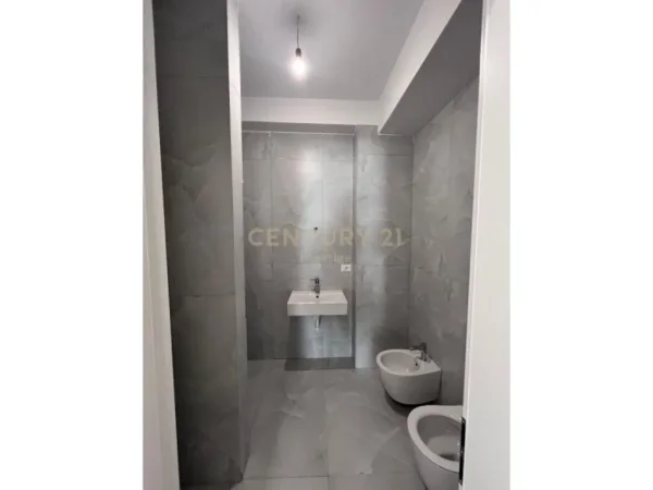 Tirane, shitet apartament Kati 5, 61 m² 85.500 € (TEK REZIDENCA KAIMI, ALI DEM!)