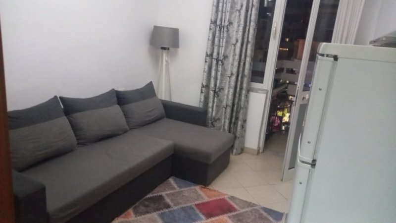 Tirane, jepet me qera 1+1 Kati 4, 500 m² 