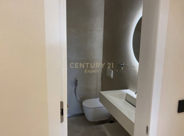 Tirane, jepet me qera apartament 2+1 Kati 9, 120 m² 1.800 € (Liqeni I Tiranës)