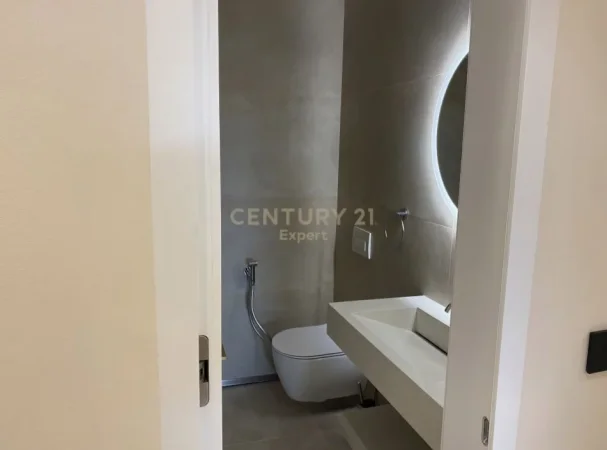 Tirane, jepet me qera apartament 2+1 Kati 9, 120 m² 1.800 € (Liqeni I Tiranës)