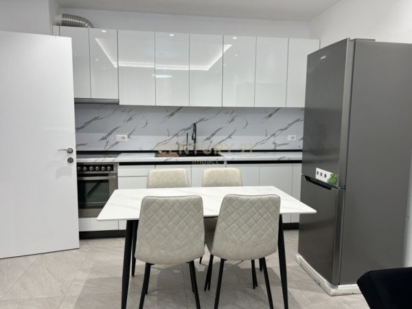 Tirane, jepet me qera apartament 1+1 Kati 2, 65 m² 500 € (Farmacia 10 Rruga 5 Maj)